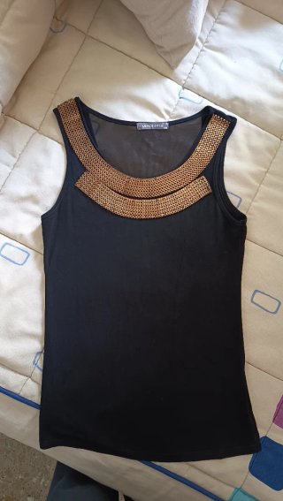 Blusa negra con detalles dorados y espalda origina