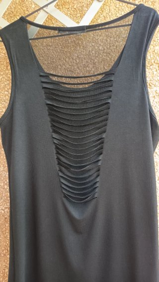 Blusa negra con detalles dorados y espalda origina