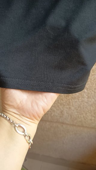 Blusa negra con detalles dorados y espalda origina