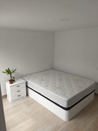 Cama y colchón blanco y negro