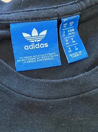 Maglia Adidas nera con logo sfumato