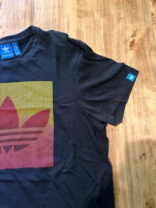 Maglia Adidas nera con logo sfumato