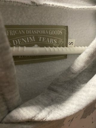 Sudadera gris con apliques florales Talla S