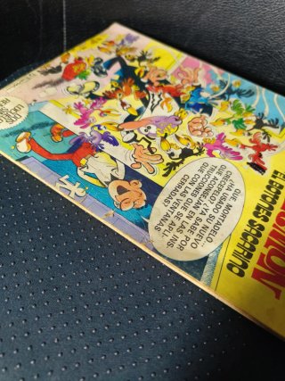 Mortadelo y Filemón con el botones Sacarino dos...