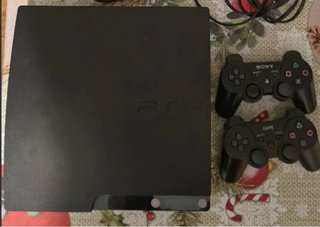 PlayStation 3 con 4 controller e microfoni