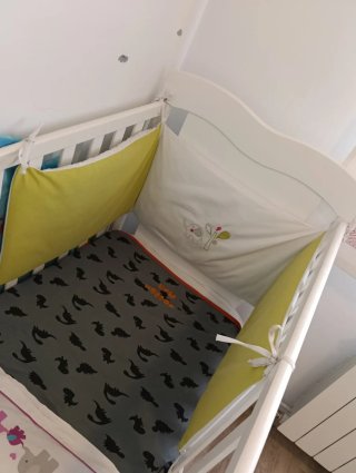 Cuna de bebé blanca con ruedas