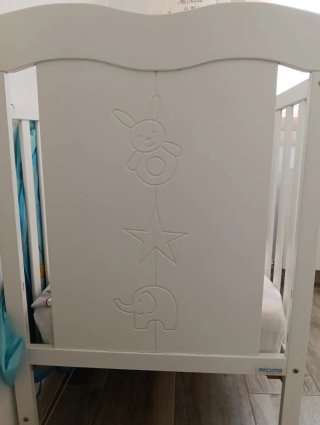 Cuna de bebé blanca con ruedas