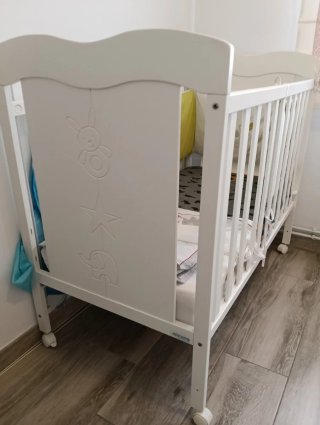 Cuna de bebé blanca con ruedas
