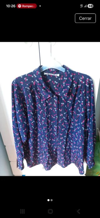 Camisa estampada azul y rosa