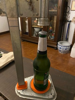 Tappatrice a corona per bottiglie