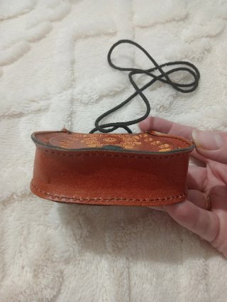 Bolsito de cuero hecho a mano
