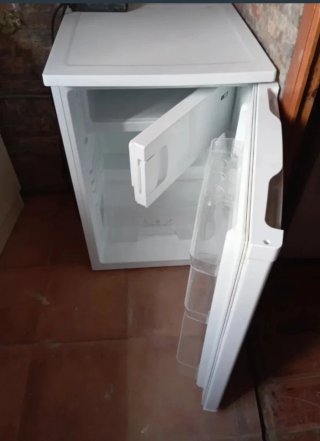Nevera blanca pequeña