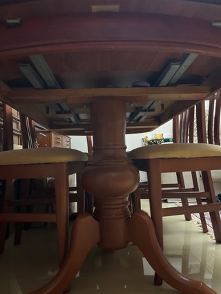 Mesa de comedor de madera con 6 sillas.