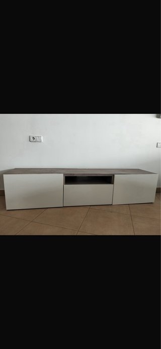 Sofá modular gris. Mesa de comedor. Mueble TV.