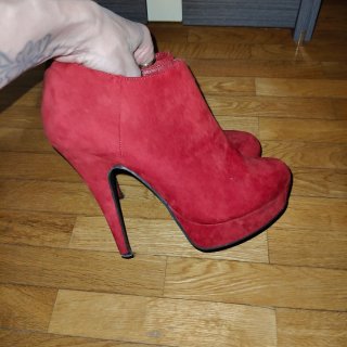 Botines rojos de ante