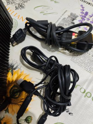 Xbox con 2 controller non ufficiali e cavi dettagli