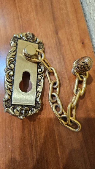 Cadena de seguridad para puerta dorada