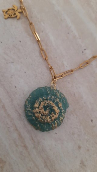 Collar conchas y tortuga dorada