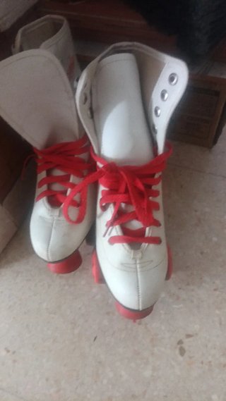 Patines blancos con cordones rojos