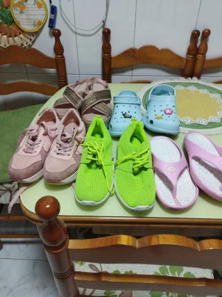 Lote de chanclas, zuecos y zapatillas