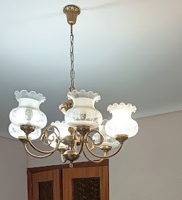 Aparador clásico de madera y cristal con espejo