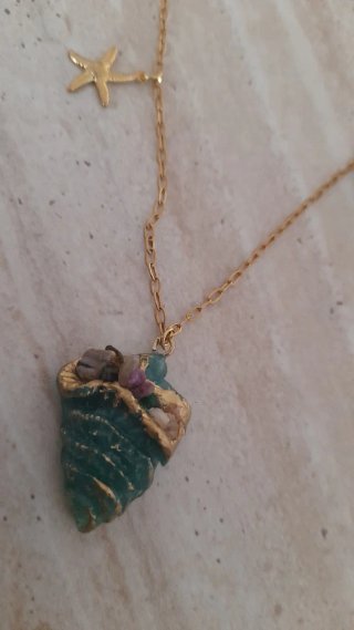 Collar con colgantes de concha y animales marinos