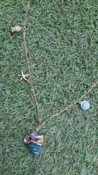 Collar con colgantes de concha y animales marinos