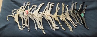 24 Perchas Plástico Niños