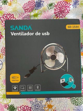 Ventilador de mesa USB de color rosa.