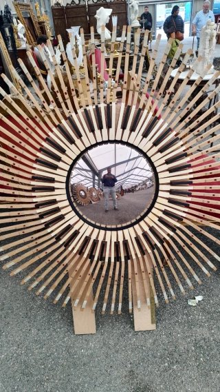 Espejo convex , teclados de piano.