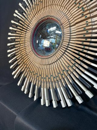 Espejo convex , teclados de piano.