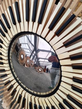Espejo convex , teclados de piano.