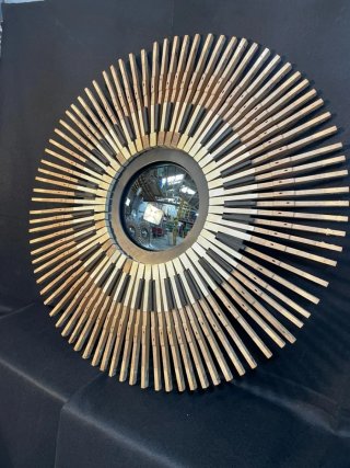 Espejo convex , teclados de piano.