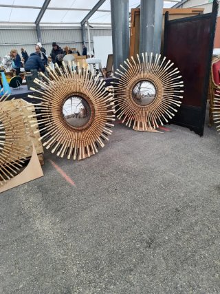 Espejo convex , teclados de piano.