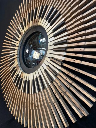 Espejo convex , teclados de piano.