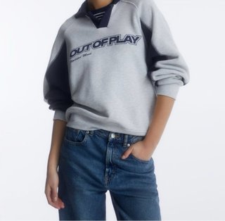 Sudadera gris con cuello y logo