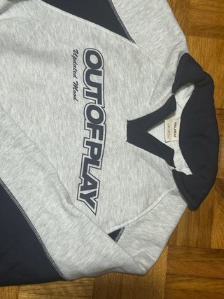Sudadera gris con cuello y logo