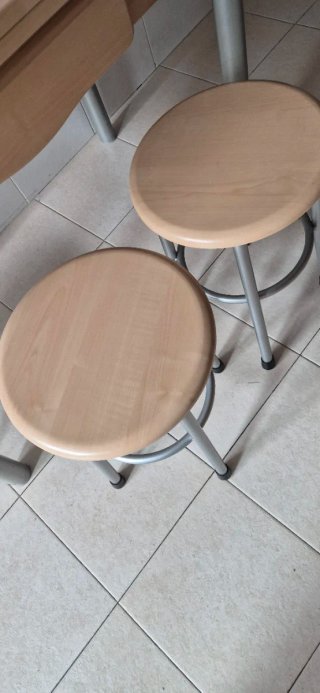 Mesa de cocina con 1 silla y 2 taburetes