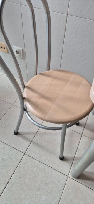 Mesa de cocina con 1 silla y 2 taburetes