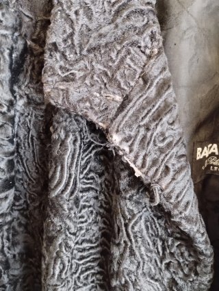 Abrigo de garras de astracán negro