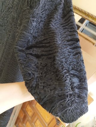 Abrigo de garras de astracán negro