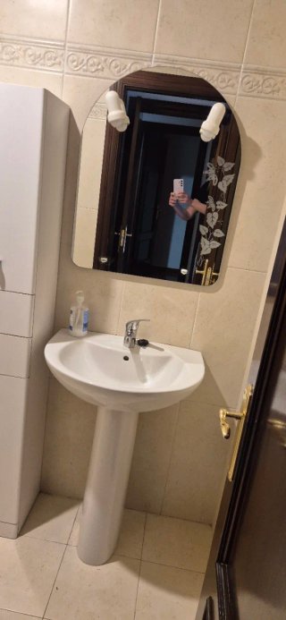 Lavabo y espejo de baño