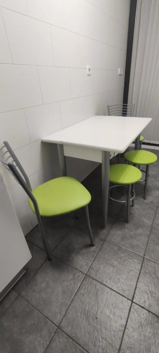 Mesa cocina blanca con 2 sillas y 2 banquetas