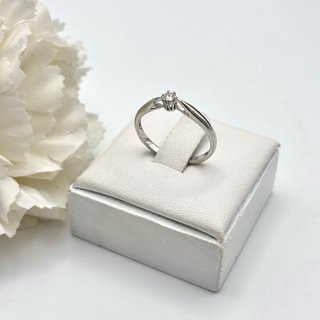 Anillo de oro blanco 18kt con diamante