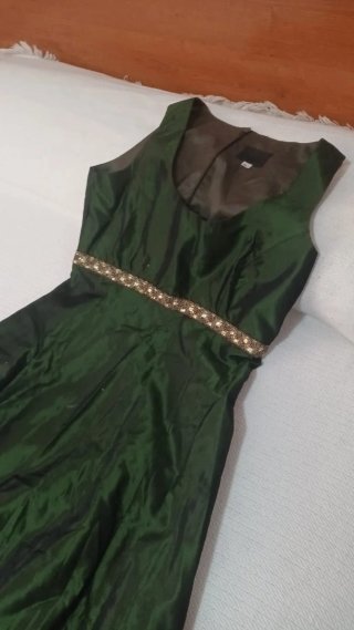 Vestido largo verde con detalles dorados