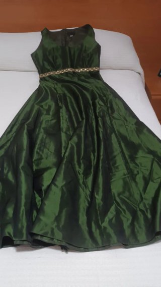 Vestido largo verde con detalles dorados
