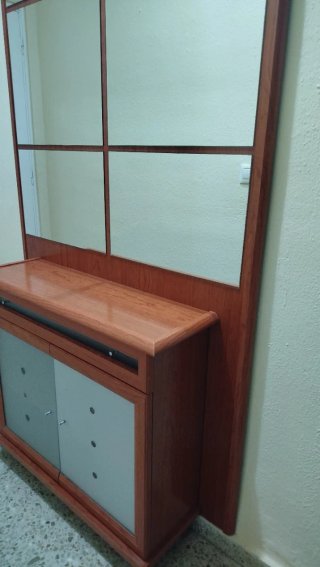 Mueble de entrada con espejo y vitrina