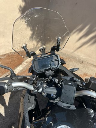 Moto Adventure Negra con Baúl