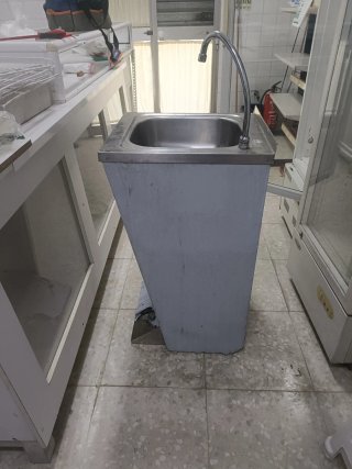 Fregadero de acero inoxidable con pedal
