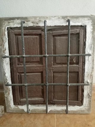 Ventana antigua con reja de hierro